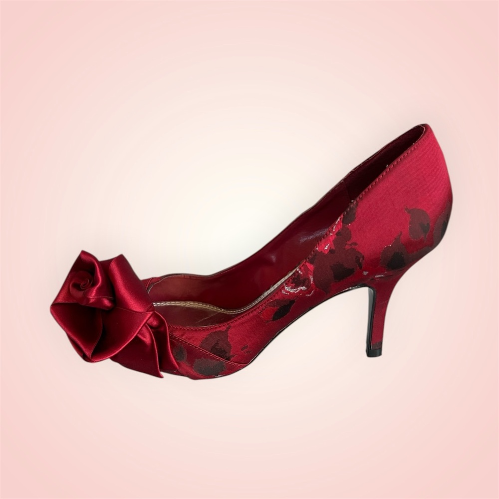 White House Black Market Alexa Red Floral Rosette Pumps